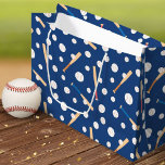 Baseball en Bat Sports Pattern Birthday Groot Cadeauzakje<br><div class="desc">Dit leuke honkbal- en vleermuispatroon show de sportuitrusting in een patroon op donkerblauw. Het is een geweldige aanvulling op een verjaardag,  Kerstmis of een ander kerstcadeau van een kleine jongen of een klein meisje.</div>