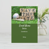 Baseball en de knuppel zijn op groen gras, behalve save the date (Staand voorkant)