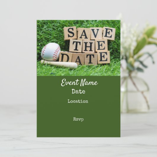 Baseball en de knuppel zijn op groen gras, behalve save the date (Staand voorkant)