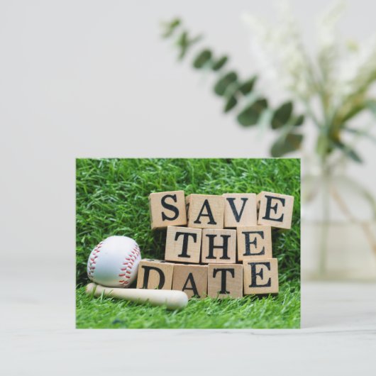 Baseball en knuppel met sparen op de datum op groe briefkaart (Staand voorkant)