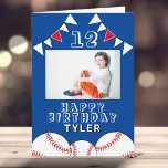 Baseball Flaggen Blue Sports Boy Foto van zaterdag Kaart<br><div class="desc">Baseball Flags Blue Sports Boy Foto Birthday Kaart. Het ontwerp heeft honkbalballen en verjaardagsfeestvlaggen in rode en witte kleuren. Voeg je foto,  naam,  leeftijd en tekst toe en maak je eigen verjaardagskaart. Geweldig voor jongens en meisjes die van honkbal houden.</div>