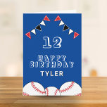 Baseball Flaggen Blue Sports Kids Birthday Kaart<br><div class="desc">Baseball Bunting Flags Blue Sports Kids Birthday Kaart. Het ontwerp heeft honkbalballen en verjaardagsfeestvlaggen in rode,  zwarte en witte kleuren. Voeg jouw naam,  leeftijd en tekst toe en maak je eigen verjaardagskaart. Geweldig voor jongens en meisjes die van honkbal houden.</div>