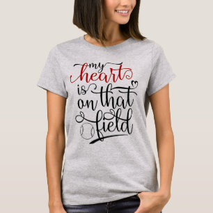Baseball Mam - "Mijn hart ligt op dat veld" T-shirt