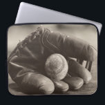 Baseball Nostalgia - Mitt en Baseball Laptop Sleeve<br><div class="desc">"Baseball Nostalgia I" door Judy B. Messer. Met een sepia-achtige foto van een honkbalmijt en honkbal.</div>