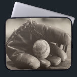 Baseball Nostalgia - Mitt en Baseball Laptop Sleeve<br><div class="desc">"Baseball Nostalgia I" door Judy B. Messer. Met een sepia-achtige foto van een honkbalmijt en honkbal.</div>