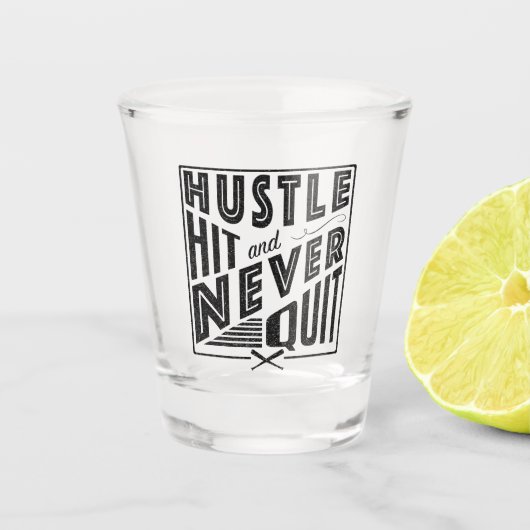 Baseball Softball Hustle Hit & Nooit stoppen Shot Glas (Voorkant)
