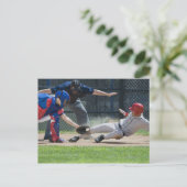 Baseball-speler die in bord glijdt briefkaart (Staand voorkant)