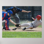 Baseball-speler die in bord glijdt poster (Voorkant)