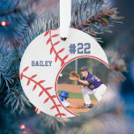 Baseball Speler Naam Nummer Foto Keepsake Ornament<br><div class="desc">Dit ontwerp is voorzien van een baseball-achtergrond met ruimte voor een naam, nummer en foto. Klik de aanpassingsknoop voor meer flexibiliteit in het aanpassen van de tekst! De variaties van dit ontwerp en de coördinerende producten zijn beschikbaar in onze winkel, zazzle.com/store/doodlelulu. Neem contact met ons op als je dit ontwerp...</div>