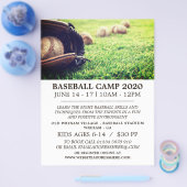 Baseballetjes in het veld, honkbalkamp en broekbro flyer (Enkel)