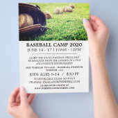 Baseballetjes in het veld, honkbalkamp en broekbro flyer (Hand)