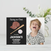 Baseballs verjaardagsuitnodiging met zwart kaart (Staand voorkant)