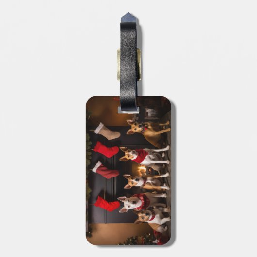 Basenji bij de open haard Kerstmis Bagagelabel (Achterkant verticaal)