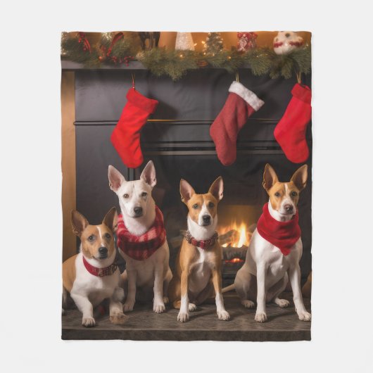 Basenji bij de open haard Kerstmis Fleece Deken (Voorkant)