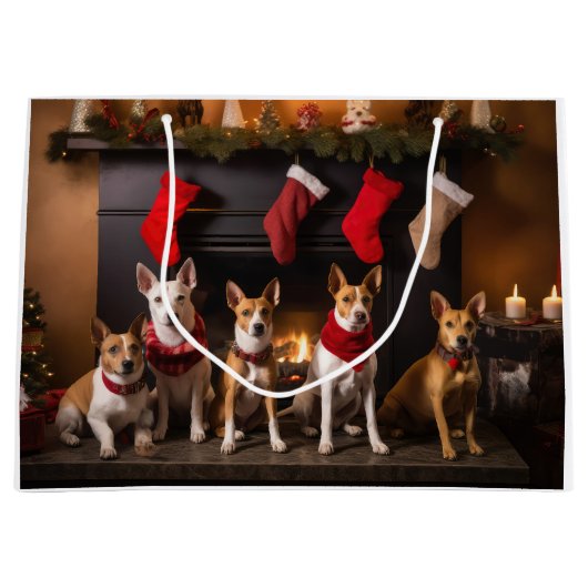 Basenji bij de open haard Kerstmis Groot Cadeauzakje (Voorkant)