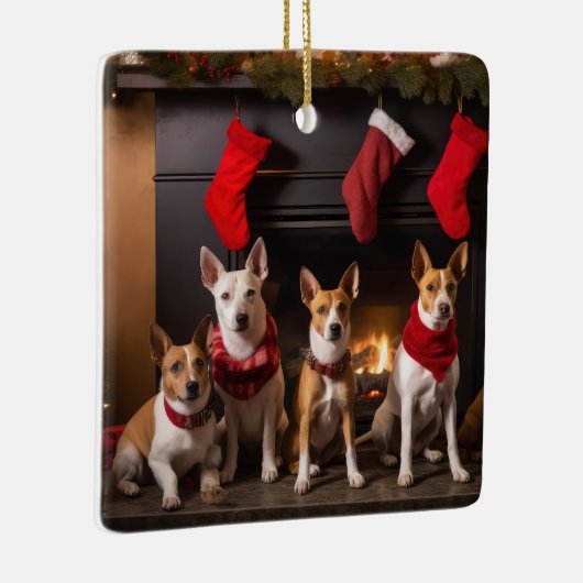 Basenji bij de open haard Kerstmis Keramisch Ornament (Rechts)