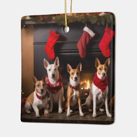 Basenji bij de open haard Kerstmis Keramisch Ornament (Links)