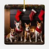 Basenji bij de open haard Kerstmis Keramisch Ornament (Achterkant)