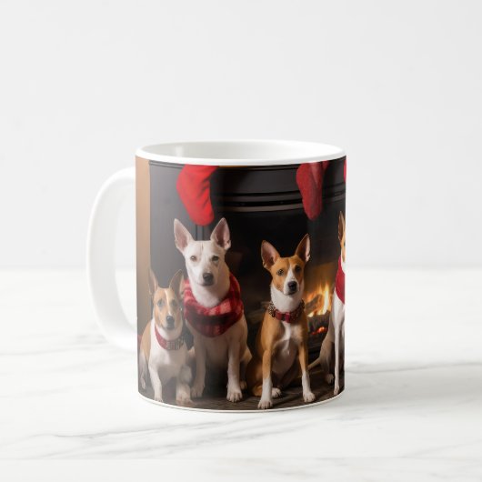 Basenji bij de open haard Kerstmis Koffiemok (Voorkant links)