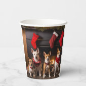 Basenji bij de open haard Kerstmis Papieren Bekers (Achterkant)