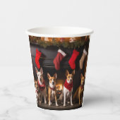 Basenji bij de open haard Kerstmis Papieren Bekers (Voorkant)