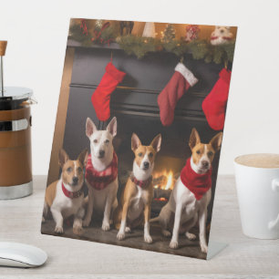 Basenji bij de open haard Kerstmis Reclamebord Met Voetstuk
