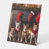 Basenji bij de open haard Kerstmis Reclamebord Met Voetstuk (Voorkant)