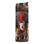 Basenji bij de open haard Kerstmis Thermosbeker (Gedraaid links)