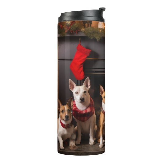 Basenji bij de open haard Kerstmis Thermosbeker (Gedraaid links)