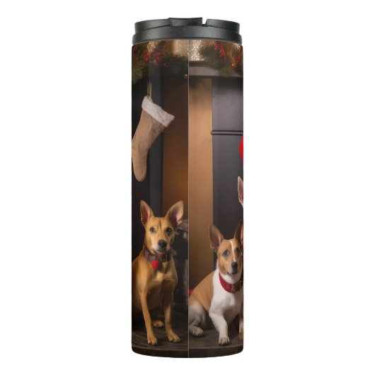 Basenji bij de open haard Kerstmis Thermosbeker (Achterkant)