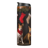Basenji bij de open haard Kerstmis Thermosbeker (Geroteerd rechts)
