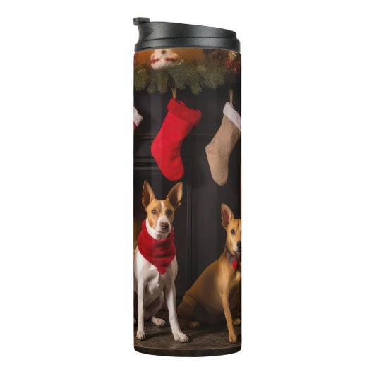 Basenji bij de open haard Kerstmis Thermosbeker (Geroteerd rechts)