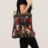 Basenji bij de open haard Kerstmis Tote Bag (Dichtbij)