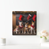 Basenji bij de open haard Kerstmis Vierkante Klok (Huis)
