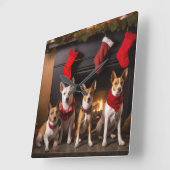 Basenji bij de open haard Kerstmis Vierkante Klok (Hoek)