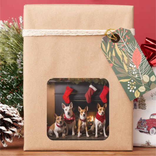 Basenji bij de open haard Kerstmis Vierkante Sticker (Feestdagen)