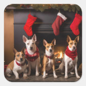 Basenji bij de open haard Kerstmis Vierkante Sticker (Voorkant)