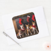 Basenji bij de open haard Kerstmis Vierkante Sticker (Envelop)