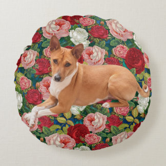 Basenji-hond en rozen  rond kussen