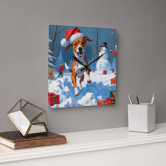 Basenji-hond speelt in de sneeuw winters beeld vierkante klok (Kantoor)
