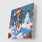 Basenji-hond speelt in de sneeuw winters beeld vierkante klok (Hoek)