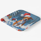 Basenji-hond speelt in sneeuwwinterscène papieren bordje (Gebogen)
