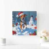 Basenji-hond speelt in sneeuwwinterscène vierkante klok (Huis)