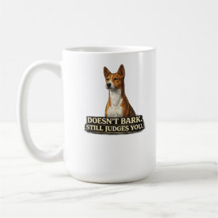 Basenji-honden T-shirt – blaft niet maar oordeelt Koffiemok