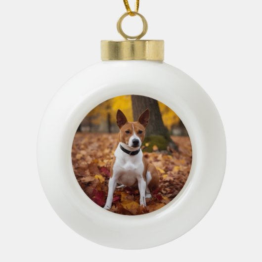 Basenji in Herfst laat Herfst inspireren Keramische Bal Ornament (Voorkant)