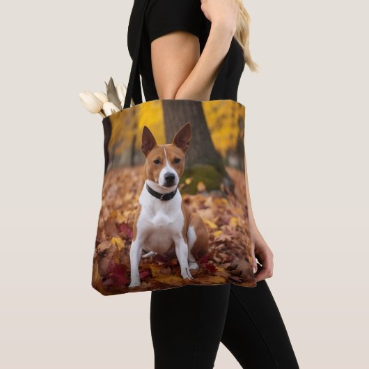 Basenji in Herfst laat Herfst inspireren Tote Bag (Dichtbij)