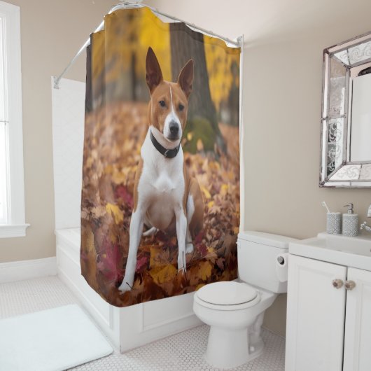 Basenji in Herfstbladeren val Inspireert Douchegordijn (In situ)
