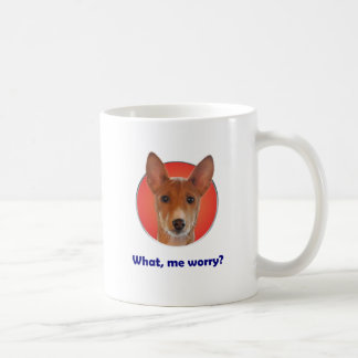 Basenji maakt zich zorgen over de mok van koffie