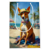 Basenji op het strand, zomercadeau voor hondenlief medium cadeauzakje (Voorkant)