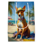 Basenji op het strand, zomercadeau voor hondenlief medium cadeauzakje (Achterkant)